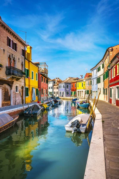 ヴェネツィアのランドマーク、ブラーノ島の運河、カラフルな家やボート, — ストック写真