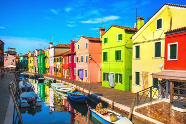 Venedik tarihi, Burano adası kanalı, renkli evler ve tekneler.,