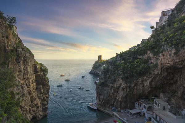 Furore Strand Bucht in Amalfi-Küste, Panoramablick. Italien — Stockfoto