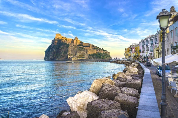 Ilha Ischia e castelo medieval aragonês. Campania, Itália . — Fotografia de Stock