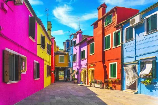 Oriëntatiepunt van Venetië, Burano eiland vierkante en kleurrijke huizen, Italië — Stockfoto