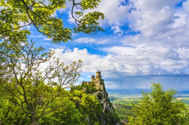 San Marino, kayalık bir uçurumda ortaçağ kulesi ve panoramik manzara o