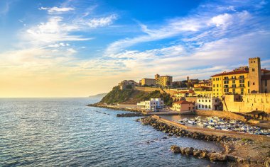Piombino 'lu Marina Bovio Meydanı' ndan gün batımı manzarası. Toskana İtalya