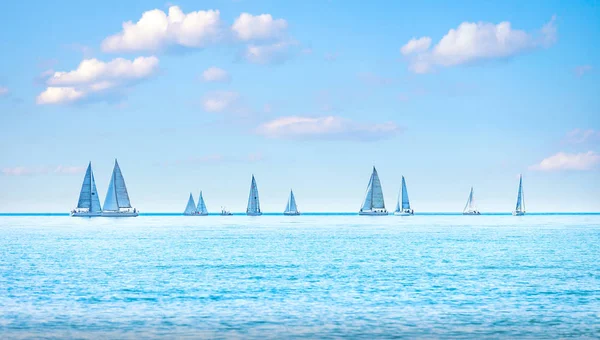 Vitorlás yacht regatta futam a tenger, vagy óceán víz — Stock Fotó