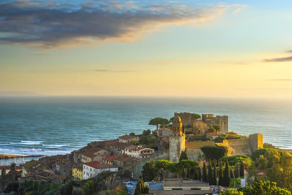 Castiglione della Pescaia, stara wioska o zachodzie słońca. Maremma Toskania — Zdjęcie stockowe