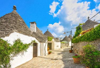 Alberobello Trulli tipik ev sahipliği yapmaktadır. Apulia, İtalya.