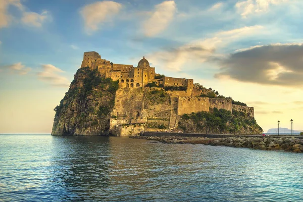 Ischia eiland en Aragonese middeleeuwse kasteel. Campania, Italië. — Stockfoto