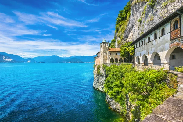 Eremo o Eremo del monastero di Santa Caterina del Sasso. Maggio — Foto Stock