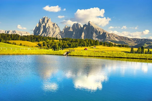 Göl ve dağlar, Alpe di Siusi veya Seiser Alm, Dolomitler Alpleri, — Stok fotoğraf