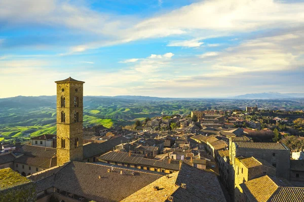 Tuscany, Volterra town skyline, church and panorama view on suns — Stock Photo, Image