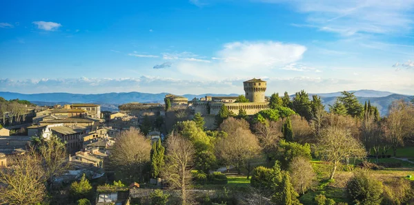 Toscane, Volterra ville horizon sud, parc et forteresse médiévale — Photo