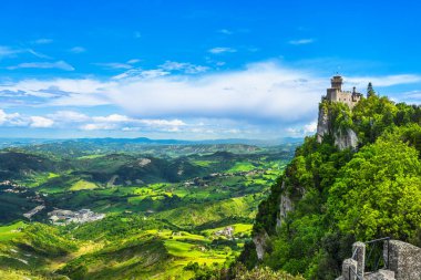 San Marino, kayalık bir uçurumda ortaçağ kulesi ve panoramik manzara o