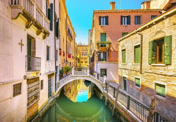 Venecia paisaje urbano, edificios, canal de agua y puente. Italia —  Fotos de Stock