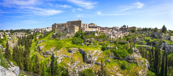 Gravina in Puglia canyon en oude stad. Apulië, Italië. — Stockfoto