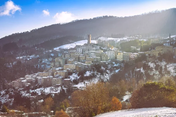 Toskana 'da kar, Castelnuovo Val di Cecina köyü, kış pansiyonu — Stok fotoğraf