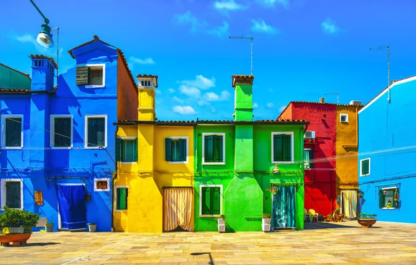 Venezia punto di riferimento, Burano isola piazza e case colorate, Italia — Foto Stock