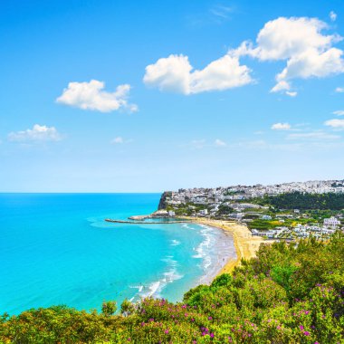 Peschici Köyü ve Plajı, Gargano Yarımadası, Apulia, İtalya.