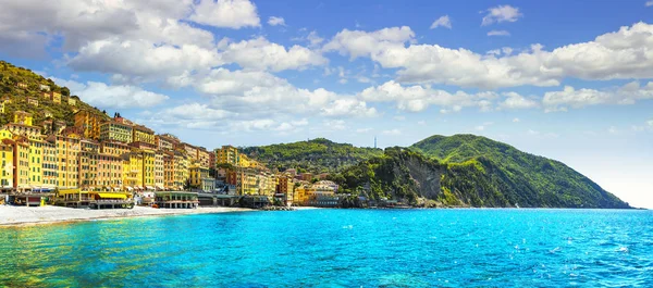 Camogli beach és a tipikus színes házak. Ligury, Olaszország — Stock Fotó