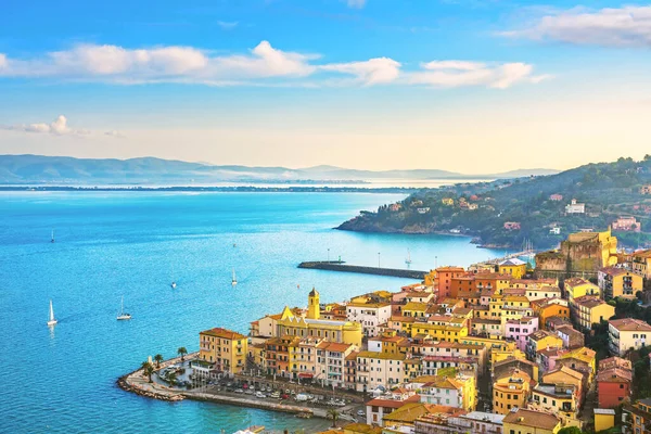 Porto santo stefano dorp, kerk en kasteel luchtfoto. ARGE — Stockfoto