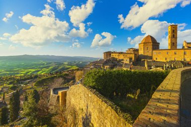 Toskana, Volterra şehir manzarası, kilise ve panorama güneşler üzerinde göster