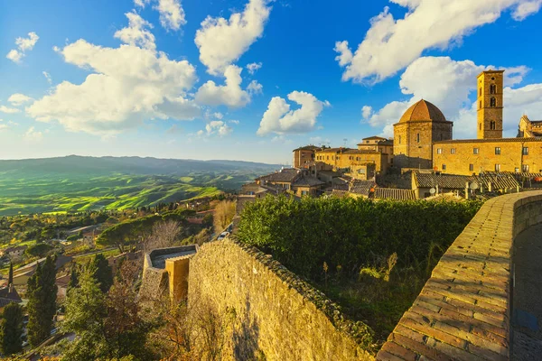 Toskanii, panoramę miasta Volterra, Kościół i panorama Zobacz na słońc — Zdjęcie stockowe