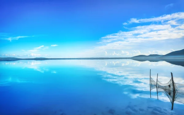 Panorama laguny Orbetello i sieci rybackie, Argentario, Włochy. — Zdjęcie stockowe