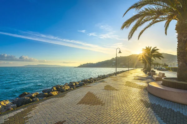 Paseo marítimo en Porto Santo Stefano, Argentario, Toscana , — Foto de Stock