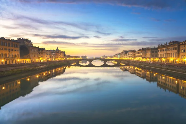 Ponte medieval de Carraia no rio Arno ao pôr-do-sol. Florença Itália — Fotografia de Stock