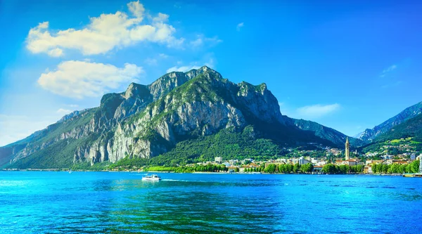 Lecco stad, Como Lake panoramisch landschap. Italië, Europa. — Stockfoto