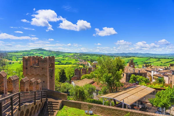 Gradara ortaçağ köy manzaralı kale, Pesaro ve Urbino, anne — Stok fotoğraf