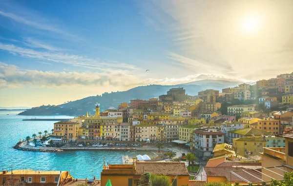 Porto Santo Stefano aldeia, igreja e castelo vista aérea. Arge... — Fotografia de Stock