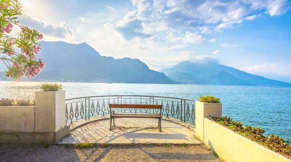 Banco en frente del lago en el paisaje del lago Como. Bellagio Italia — Foto de Stock