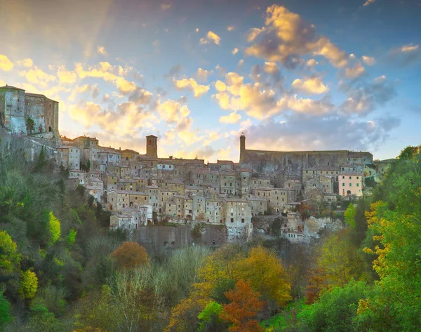 Toskánsko, Sorano Středověká vesnice panorama a západ slunce. Itálie — Stock fotografie