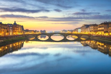 Carraia Ortaçağ Köprüsü gün batımında Arno Nehri 'nde. Floransa İtalya