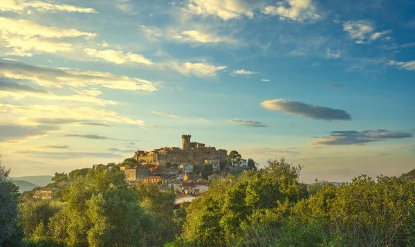 Capalbio middeleeuwse dorpsskyline bij zonsondergang. Maremma, Toscane Het — Stockfoto