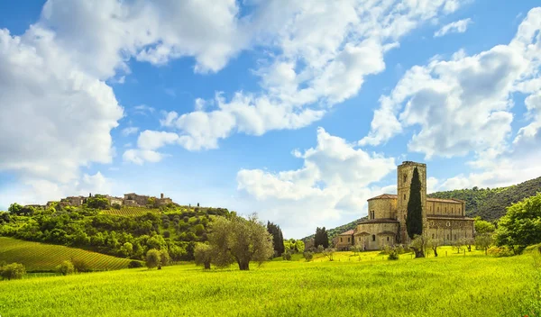 Sant Antimo Montalcino igreja e Castelnuovo Abate aldeia. Tus... — Fotografia de Stock