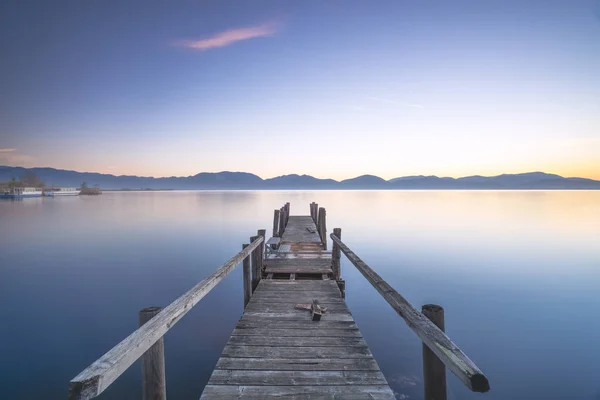 Muelle de madera o embarcadero y lago al amanecer. Torre del lago Puccini —  Fotos de Stock