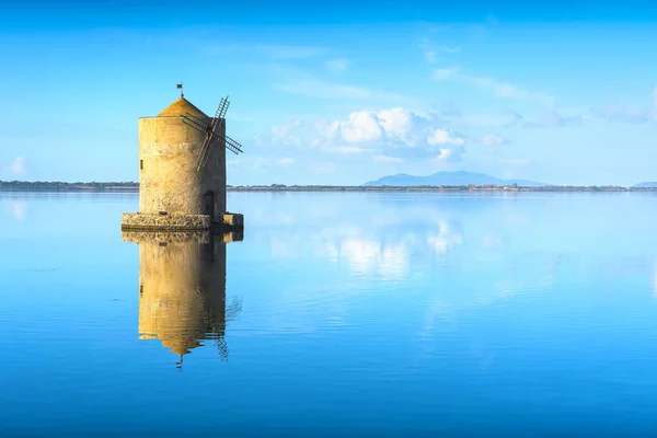 Stary hiszpański wiatrak w lagunie Orbetello, Argentyna, Włochy. — Zdjęcie stockowe