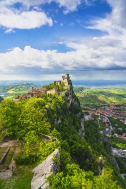 San Marino, kayalık bir uçurumda ortaçağ kulesi ve panoramik manzara o