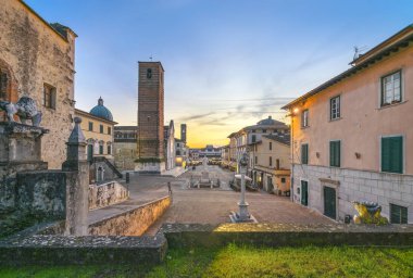 Günbatımında Pietrasanta eski kasaba manzarası, Versilia Lucca Toskana Ital