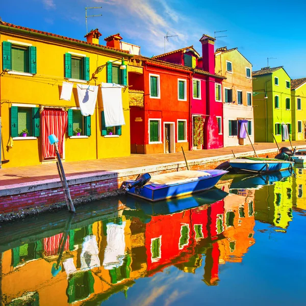 Venedigs Wahrzeichen, der Kanal der Insel Burano, bunte Häuser und Boote, — Stockfoto