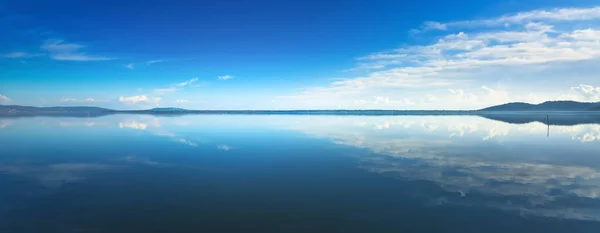 Naplemente kék panoráma táj. Orbetello lagúna, Argentario, én — Stock Fotó