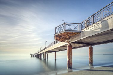İskele ya da iskele, Marina di Pietrasanta 'da sahil ve deniz. Versilia 