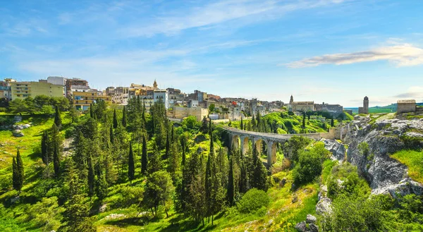 Gravina in Puglia oude stad, brug en canyon. Apulië, Italië — Stockfoto