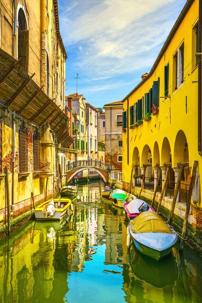 Veneza paisagem urbana, edifícios, canal de água e ponte. Itália — Fotografia de Stock