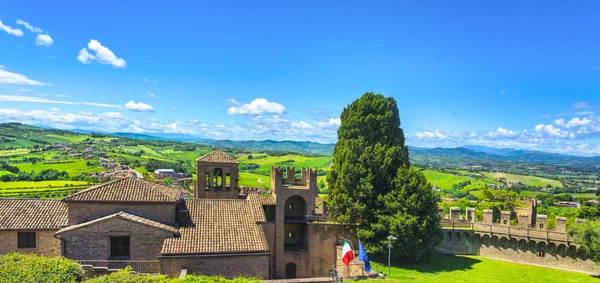 Gradara middeleeuws dorpsgezicht vanaf kasteel, Pesaro en Urbino, Ma — Stockfoto