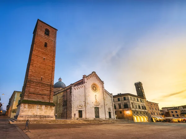 Widok na Stare Miasto Pietrasanta o zachodzie słońca, Versilia Lucca Toskania Ital — Zdjęcie stockowe