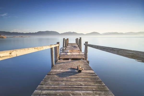 Muelle de madera o embarcadero y lago al amanecer. Torre del lago Puccini —  Fotos de Stock