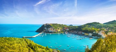 Porto ercole Köyü ve deniz Bay harbor. Havadan görünümü, argen