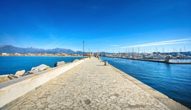 Viareggio Darsena gezinti güvertesi ve liman girişi. Versilia, Toskana